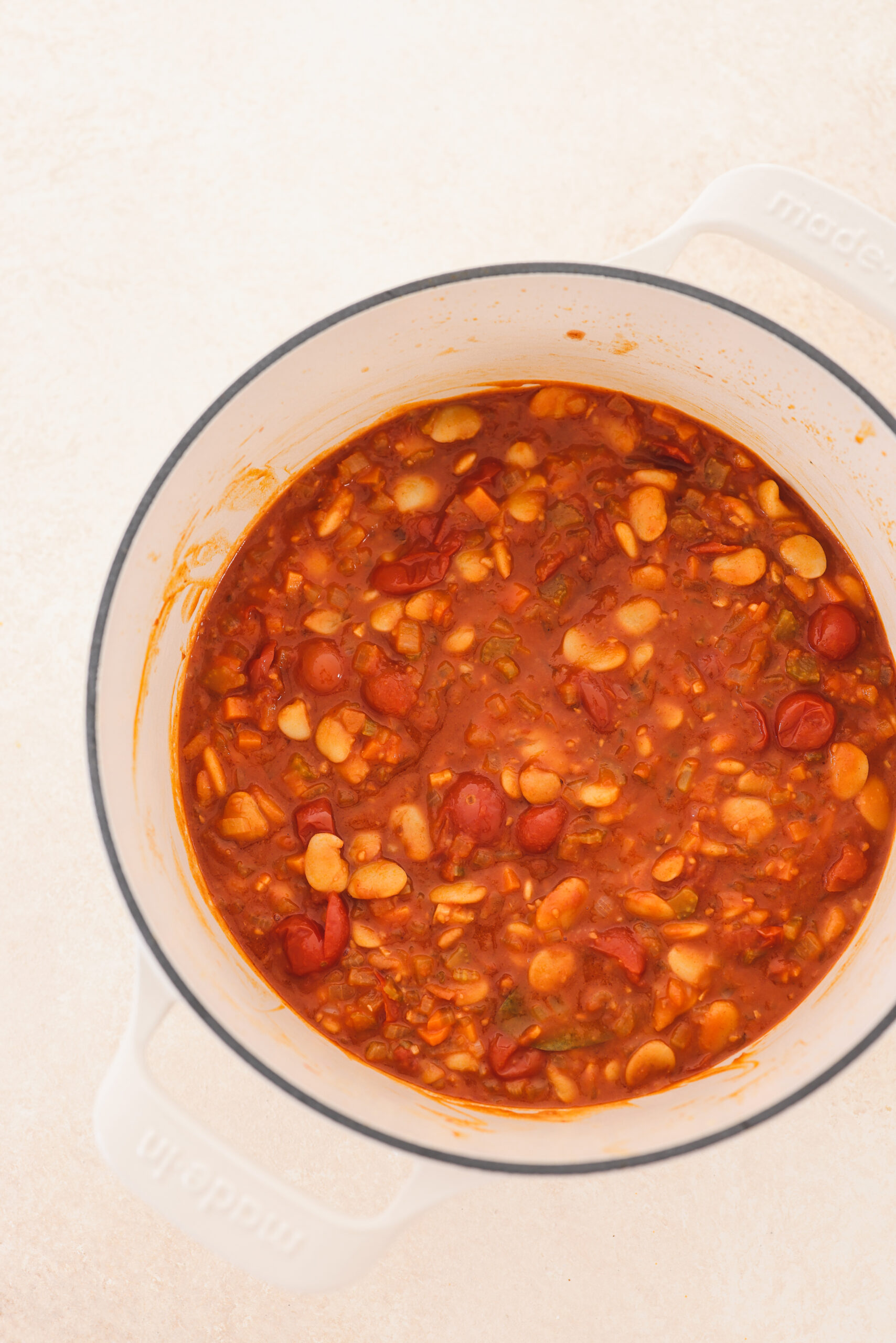 photo montrant des ingrédients de chili végétalien mijotant dans une casserole